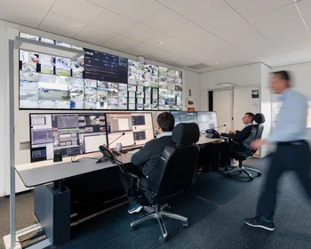 Mannen kijken naar een videowall