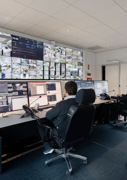 Mannen kijken naar een videowall
