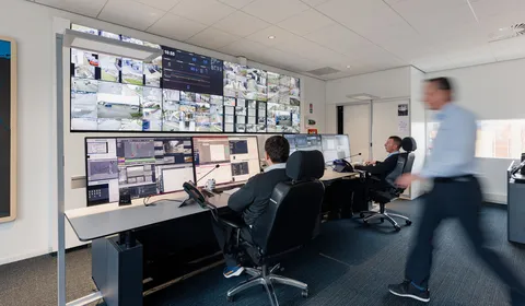 Mannen kijken naar een videowall