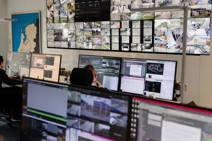 Mannen kijken naar een videowall