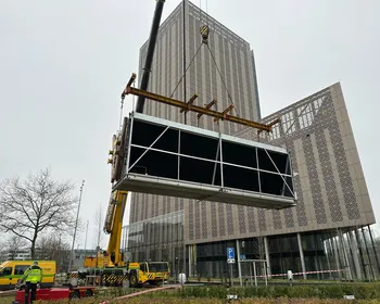 hijswerkzaamheden bij AMS17 -  nieuwe koelmachines