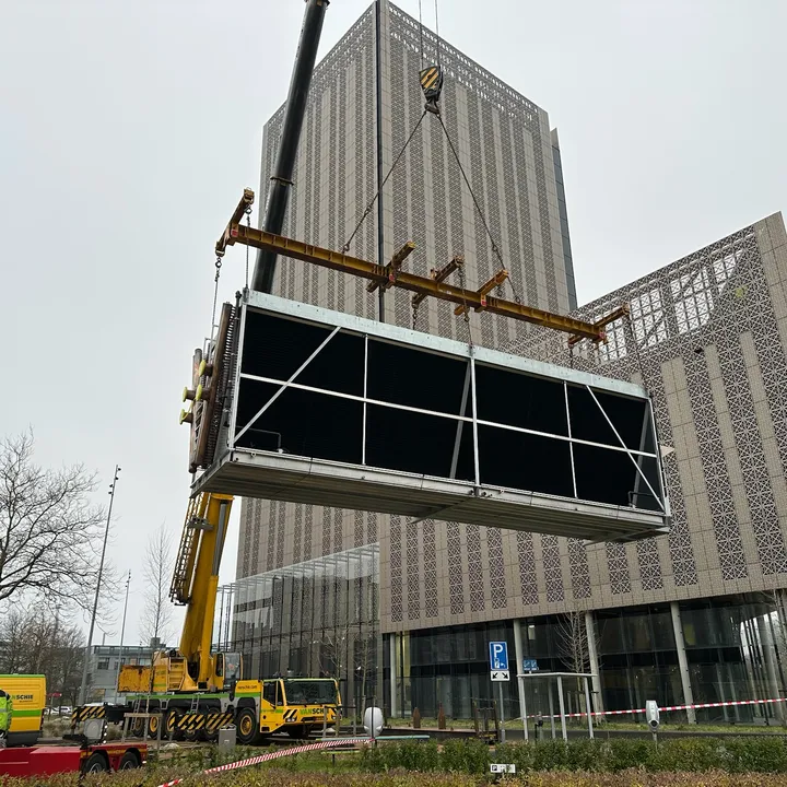 hijswerkzaamheden bij AMS17 -  nieuwe koelmachines