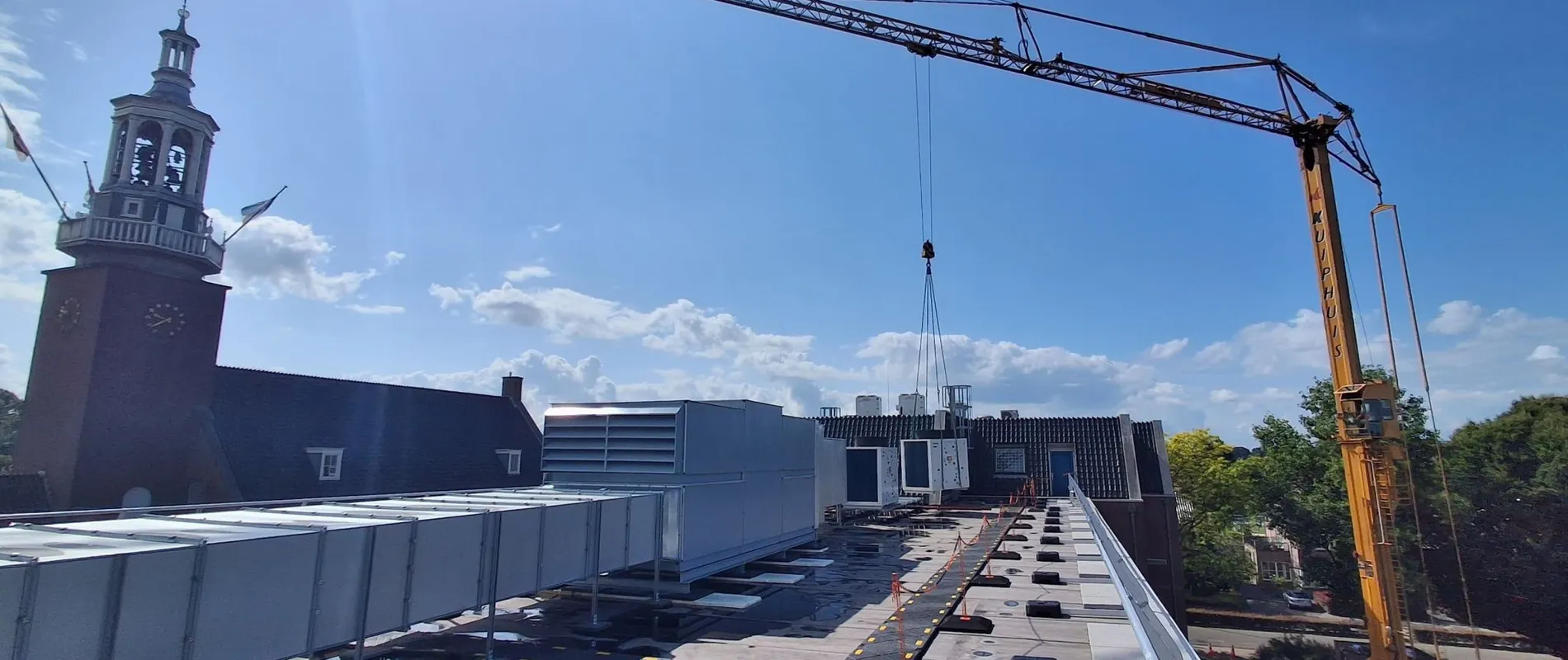 Foto van Niemeijer Koeltechniek met de hijskraan bezig bij een project.