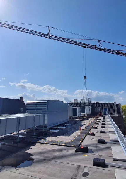 Foto van Niemeijer Koeltechniek met de hijskraan bezig bij een project.