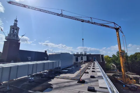 Foto van Niemeijer Koeltechniek met de hijskraan bezig bij een project.