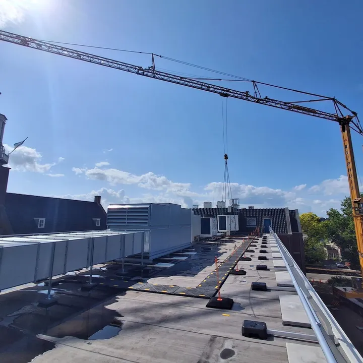Foto van Niemeijer Koeltechniek met de hijskraan bezig bij een project.