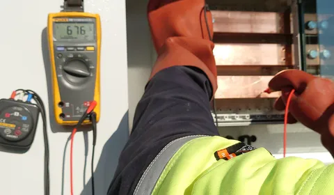 Medewerker die de spanning opmeet