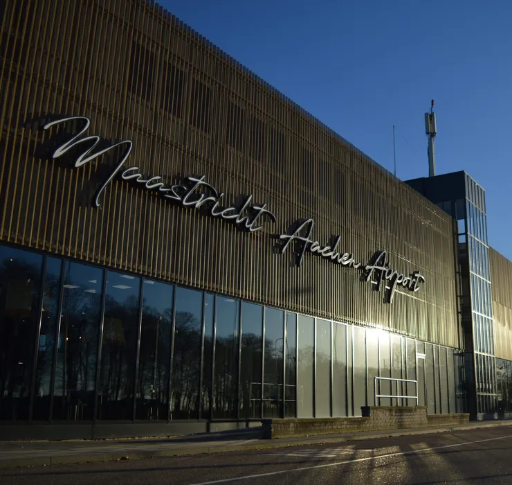 maastricht aachen airport voorkant gebouw