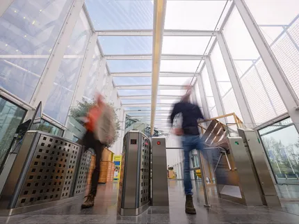 Twee personen gaan door toegang gates