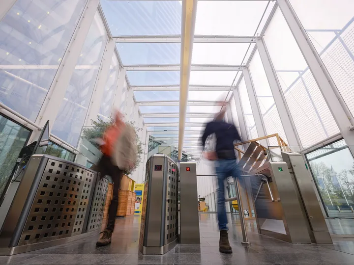 Twee personen gaan door toegang gates