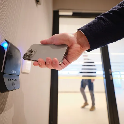 Man gaat ergens naar binnen aan de hand van mobile access