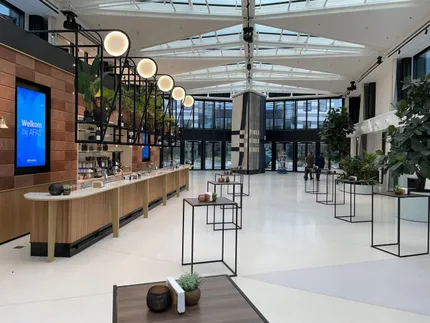 Foyer van het AFAS Theater in Leusden met bar, zitplekken en open ontvangstgebied