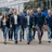 Een groep personen die ergens op afloopt