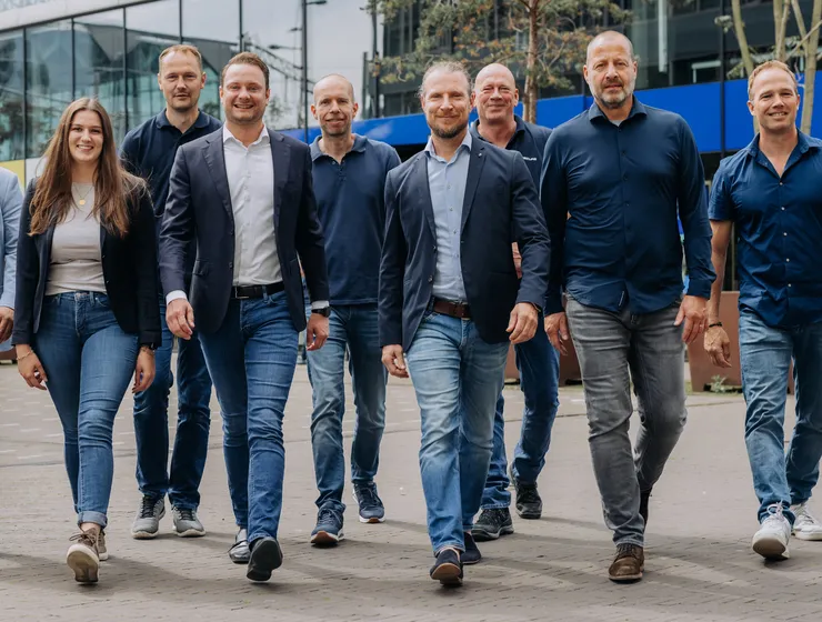 Een groep personen die ergens op afloopt
