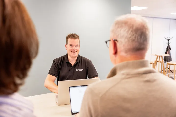 Drie Working Spirit medewerkers werken samen