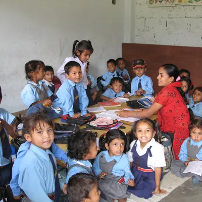 Een groep Nepalese schoolkinderen met docent Unica Foundation