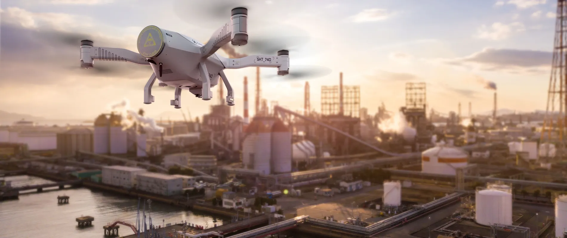 Drone vliegt boven industrie