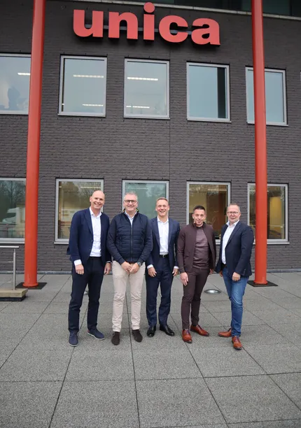 Bestuursleden van Unica en Niemeijer voor het hoofdkantoor van Unica
