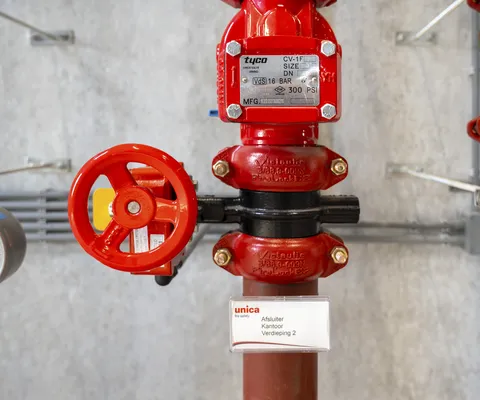 Alarmkleppen en afsluiter van een sprinklerinstallatie, close-up opgenomen in de technische ruimte.