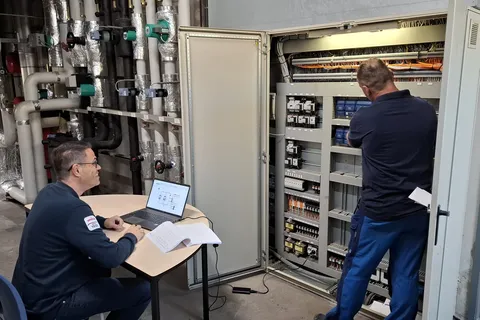 Dennis Slutter (achter de laptop) en Colin Klein Gunnewiek van Unica aan het werk bij Senefelder Misset in de kast