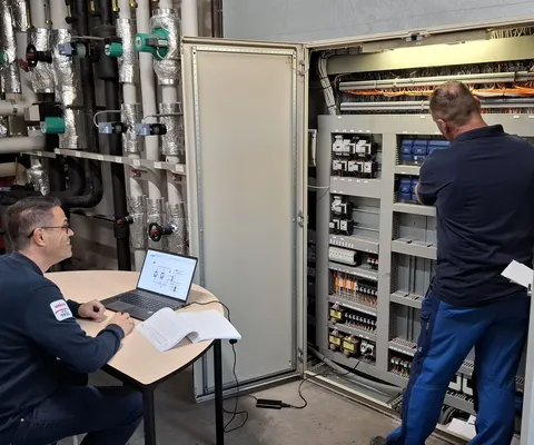 Dennis Slutter (achter de laptop) en Colin Klein Gunnewiek van Unica aan het werk bij Senefelder Misset in de kast