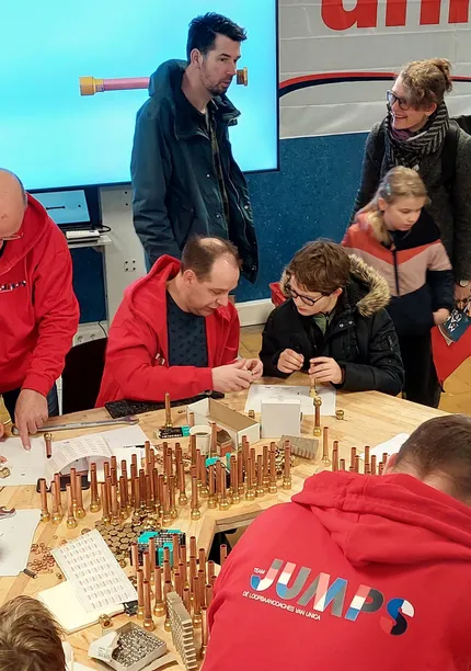 Jonge techneuten aan de knutsel met Unica