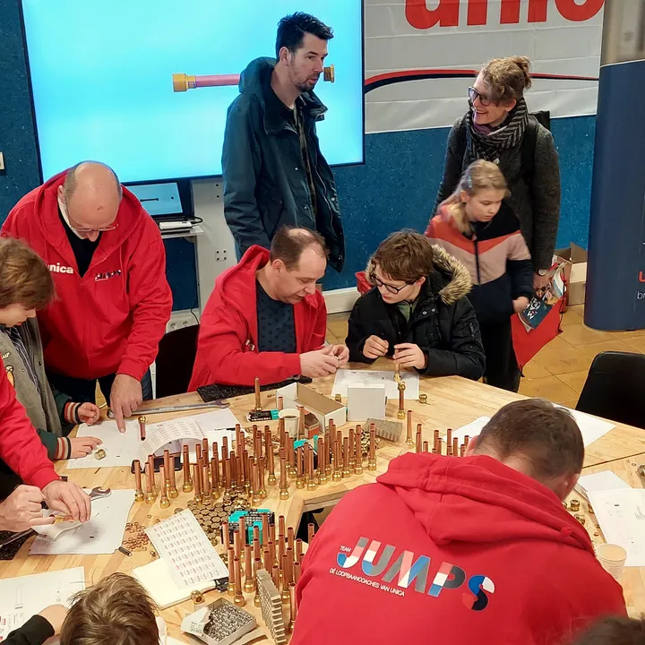 Jonge techneuten aan de knutsel met Unica