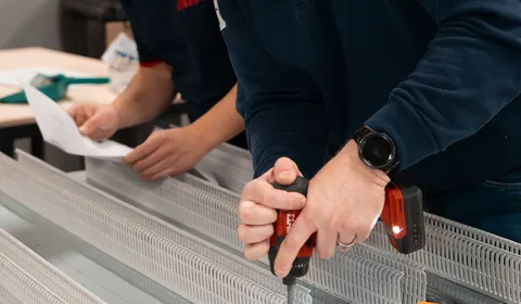 Medewerkers paneelbouw aan het werk in de werkplaats