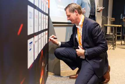 arno uitweerd, directeur van unica datacenters tekent mee voor it-programma defensie