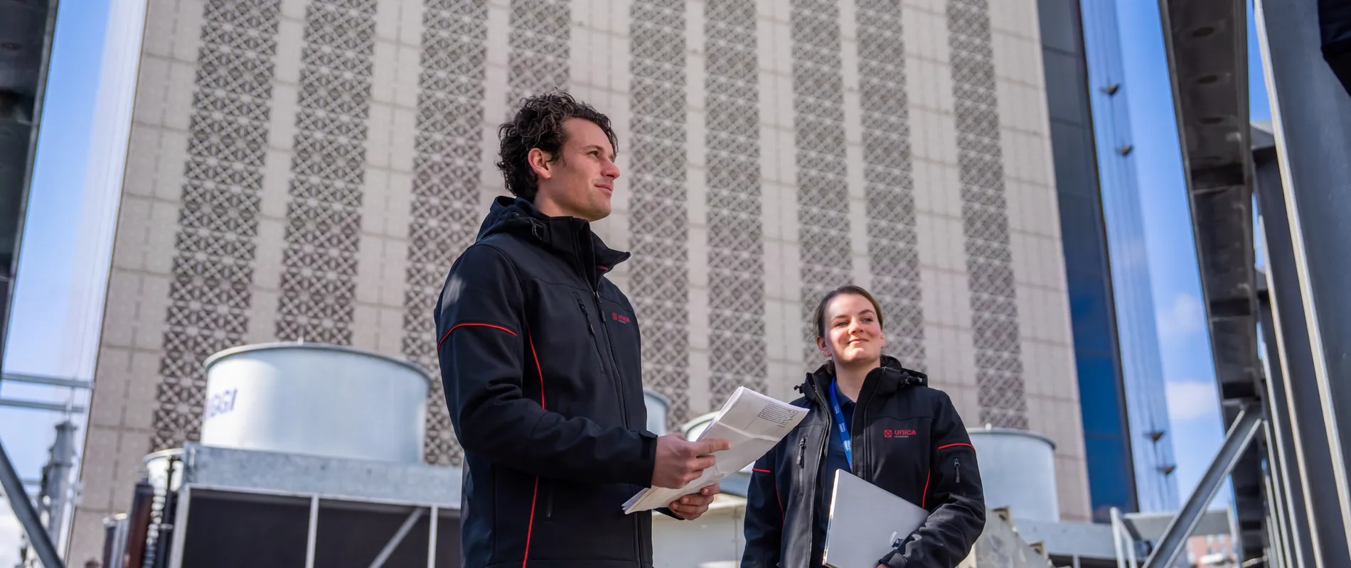 Bespreking bij de koelinstallatie van het AMS17 datacenter in Amsterdam.