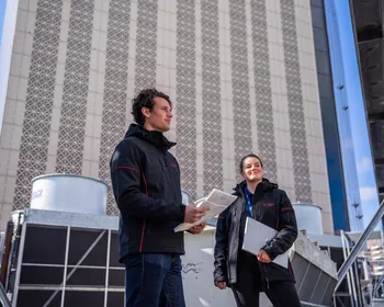 Bespreking bij de koelinstallatie van het AMS17 datacenter in Amsterdam.