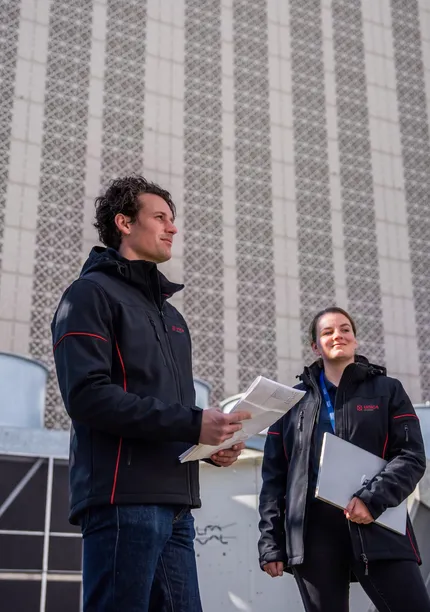 Bespreking bij de koelinstallatie van het AMS17 datacenter in Amsterdam.