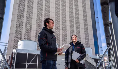 Bespreking bij de koelinstallatie van het AMS17 datacenter in Amsterdam.