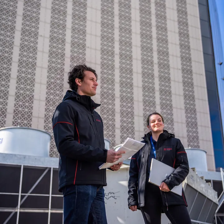 Bespreking bij de koelinstallatie van het AMS17 datacenter in Amsterdam.