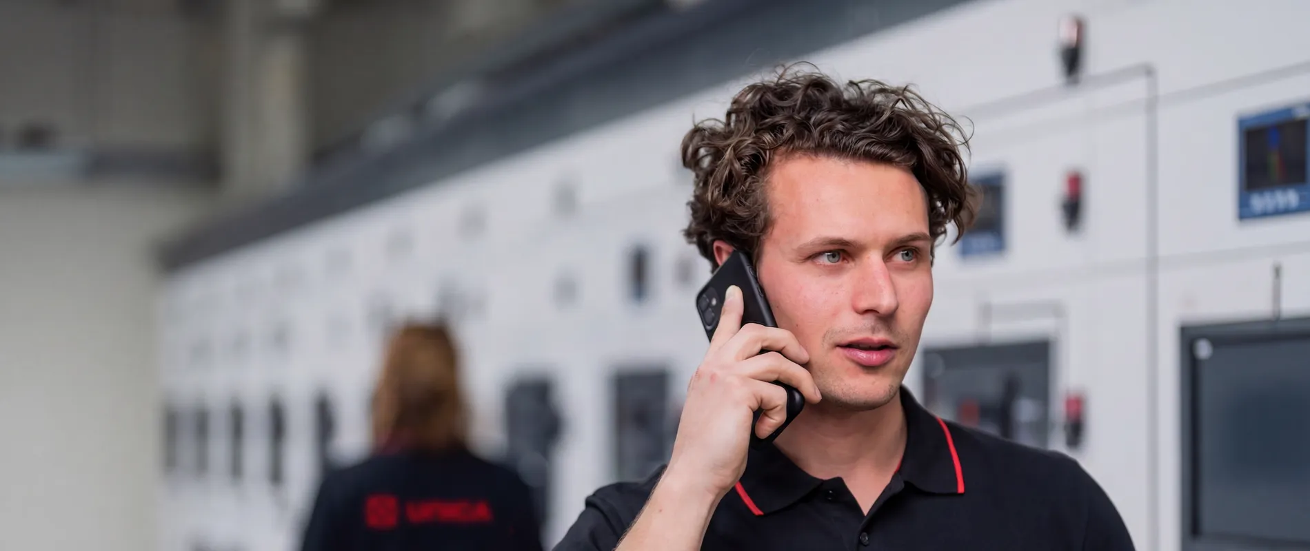 Medewerker in technische ruimte van Digital Realty AMS17 tijdens inspectie.