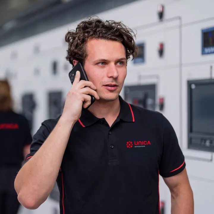Medewerker in technische ruimte van Digital Realty AMS17 tijdens inspectie.