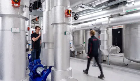 Technische ruimte met leidingwerk en installaties binnen Digital Realty AMS17.