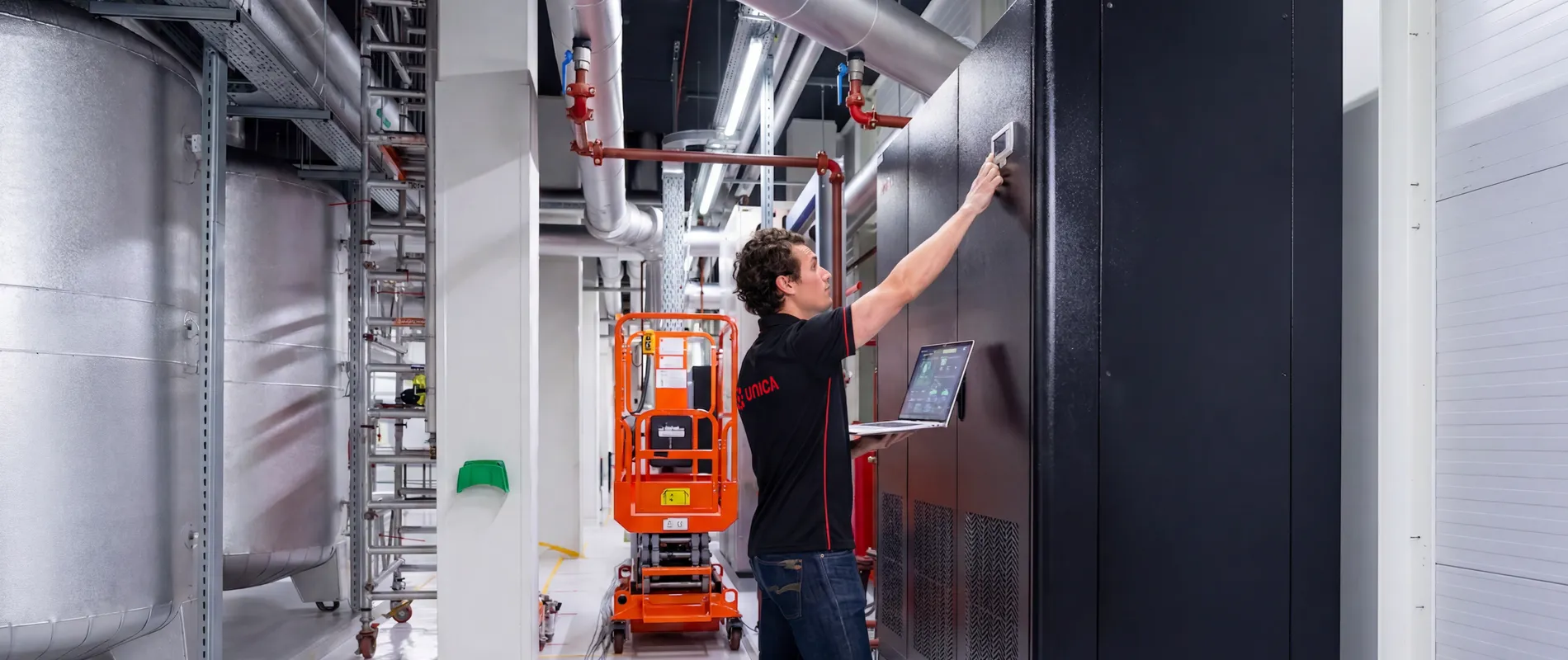 Man in de technische ruimte van een datacenter