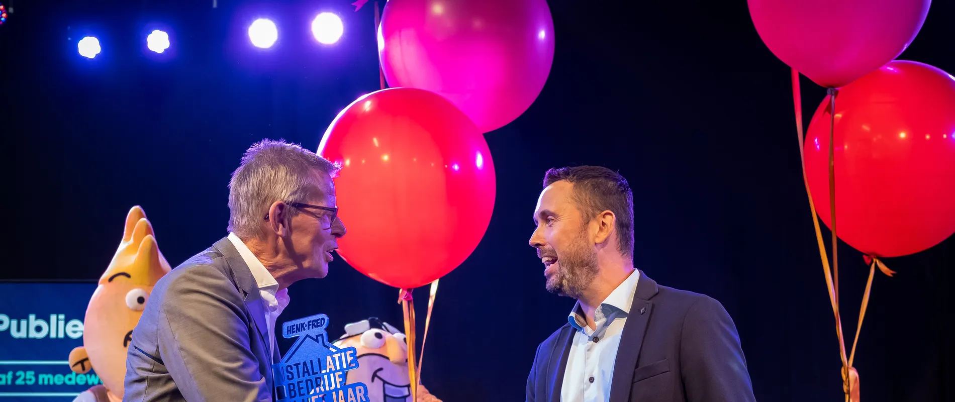 Doekle Terpstra overhandigt de award aan Unica