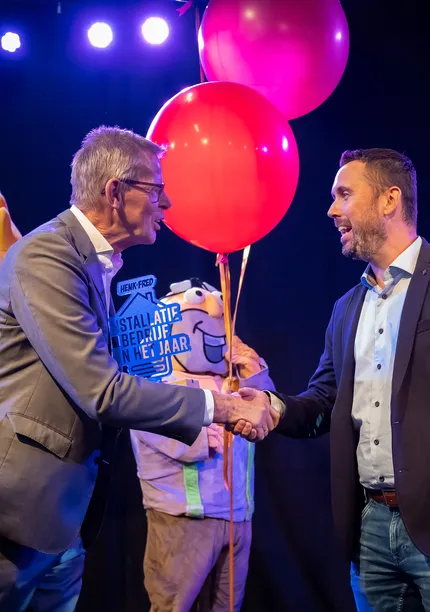 Doekle Terpstra overhandigt de award aan Unica