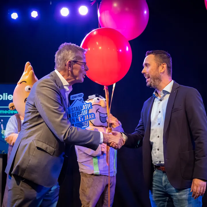 Doekle Terpstra overhandigt de award aan Unica
