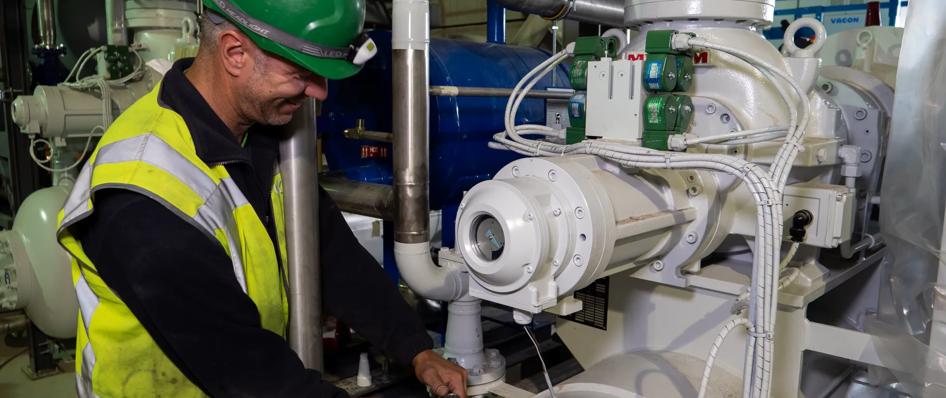Monteur aan het werk aan industriele installatie Unica