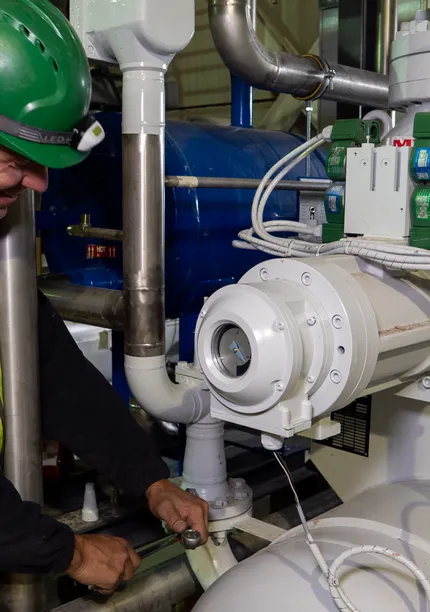 Monteur aan het werk aan industriele installatie Unica