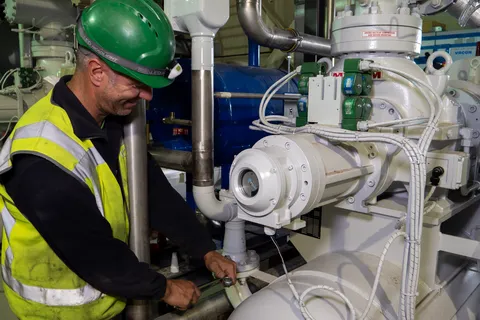 Monteur aan het werk aan industriele installatie Unica