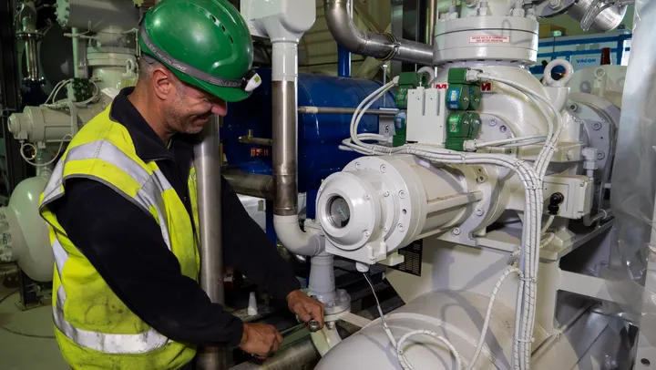 Monteur aan het werk aan industriele installatie Unica
