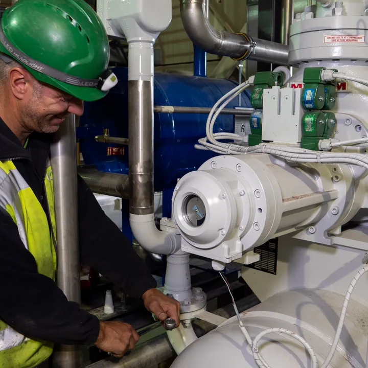 Monteur aan het werk aan industriele installatie Unica