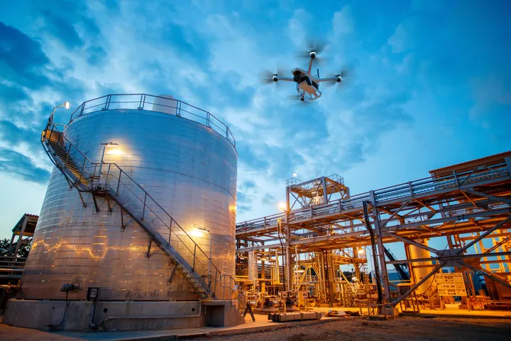 Drone vliegt over een industriële buiten werkplaats