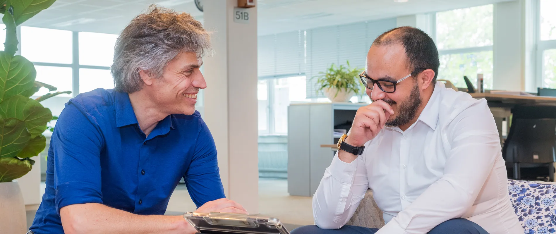 2 unica collega's praten over een scan