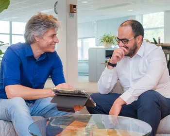2 unica collega's praten over een scan