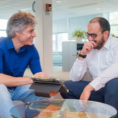 2 unica collega's praten over een scan